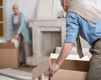 Couples de senior qui déménagent de leur maison pour une résidence